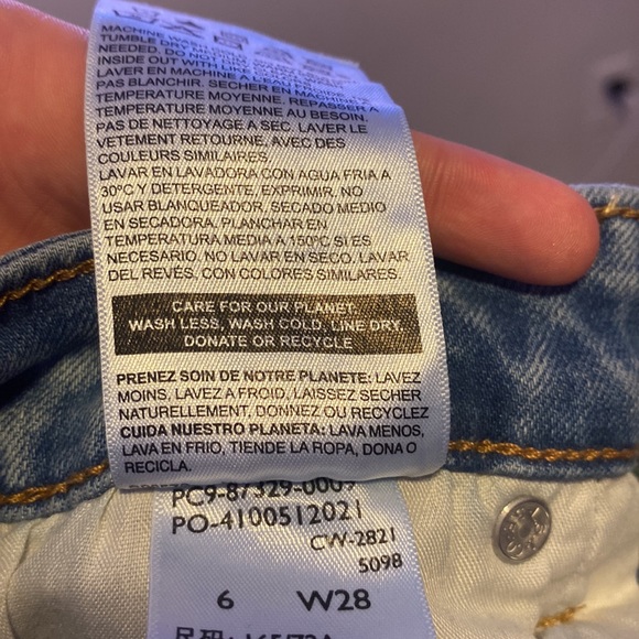 🔥Levi’s jean shorts size 6!🔥 - Picture 3 of 4